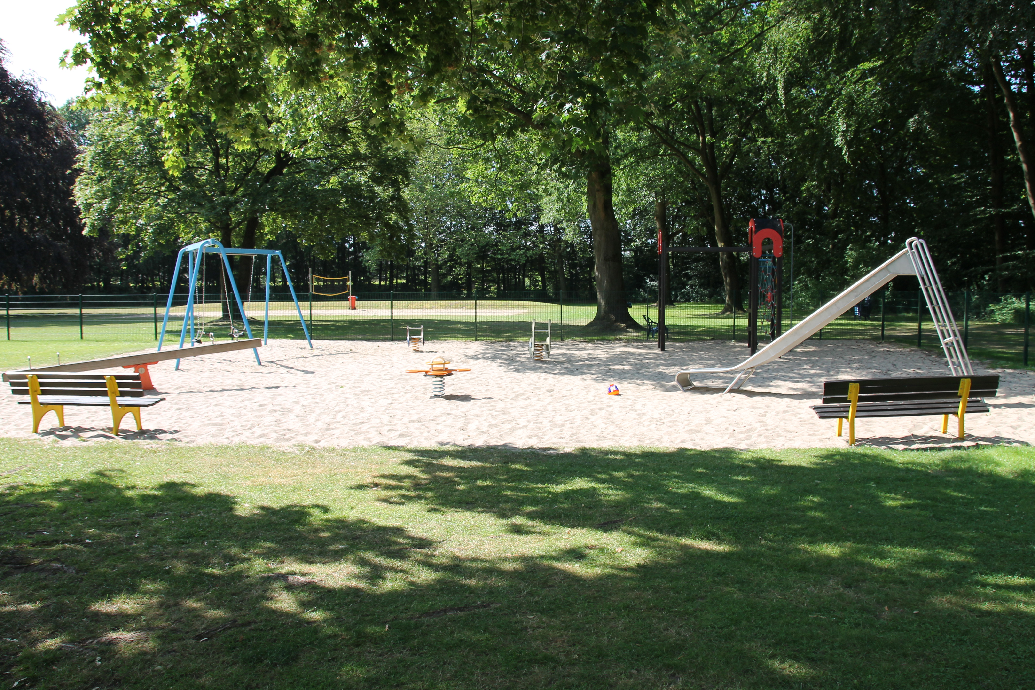 Liegewiese & Spielplatz