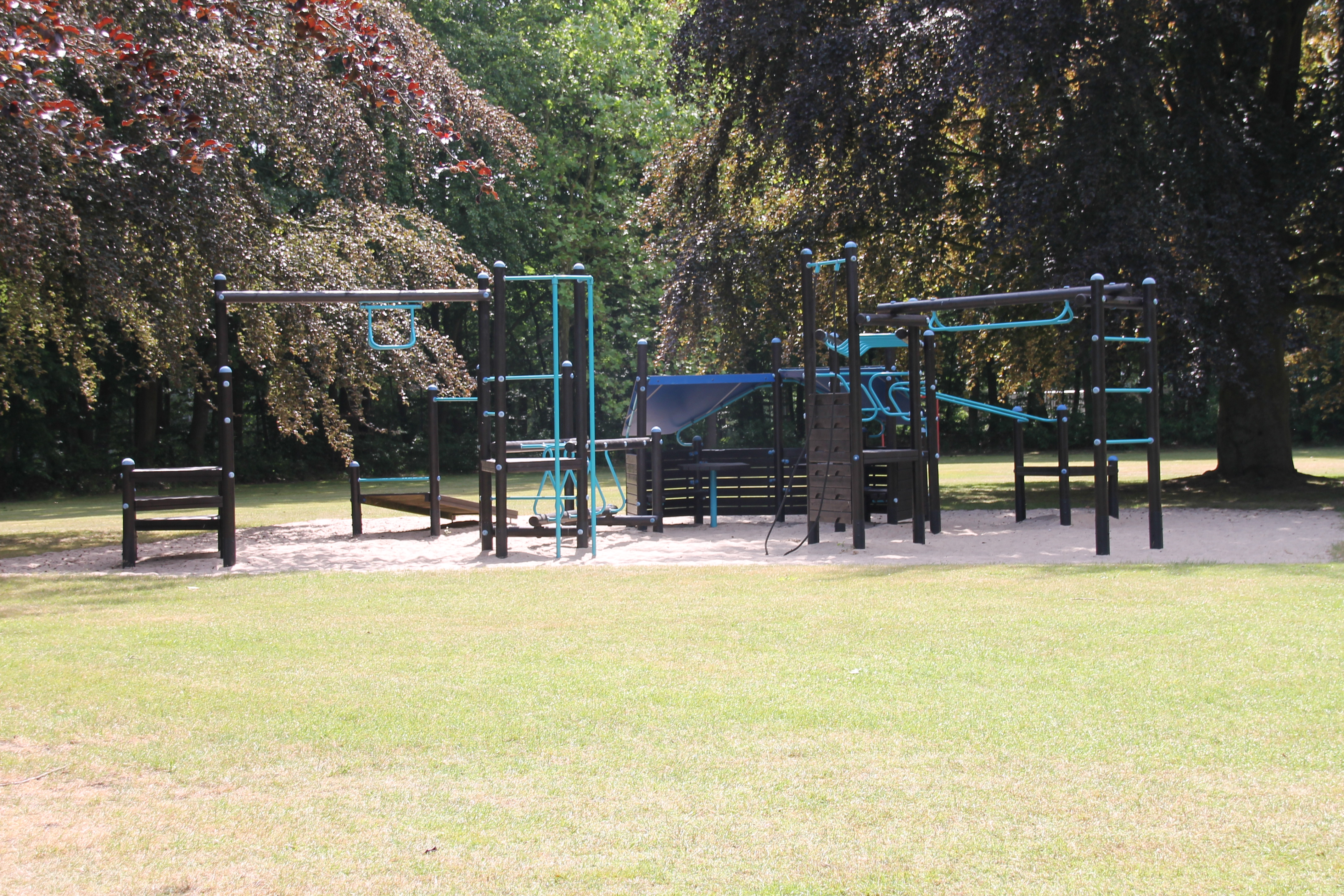 Liegewiese & Spielplatz